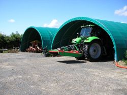 Abri tunnel matériel agricole