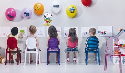 Enfants de 110 cm sur des chaises de 26 cm