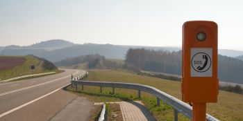 borne d'appel d'urgence sur une autoroute