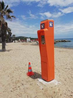 borne d'appel d'urgence sur une plage