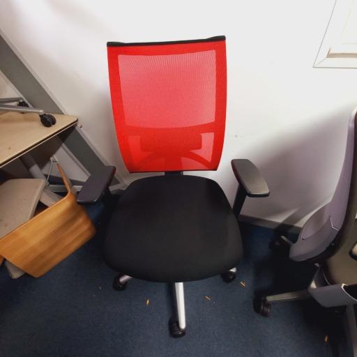 Chaise de bureau ergonomique Sitland - Team Strike Rouge d'occasion avec réglages multiples - dossier en maille, accoudoirs et support lombaire réglables_0