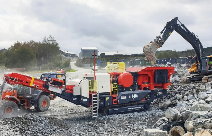 Concasseur à mâchoires sur chenilles - Adapté aux conditions climatiques extrêmes - UJ440i_0