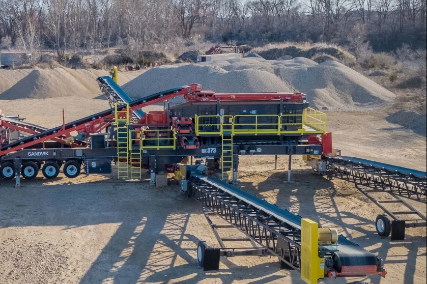 Concasseur à cône à entraînement électrique - UK373 - Sandvik CH440 avec crible robuste à trois étages_0