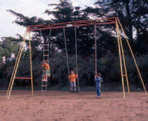 Structure de jeux équipé dune balançoire, dune corde à noeuds et dune échelle en cordage armé pour enfants de 3 à 12 ans_0