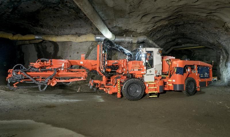 Boulonneur polyvalent Sandvik avec tête de boulonnage BH et marteau de foration compact - DS511_0