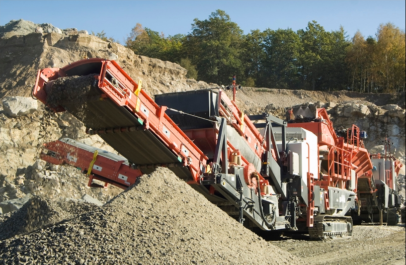 Concasseur à cône sur chenilles ultra-robuste - Sandvik US440i pour grandes mines et carrières_0