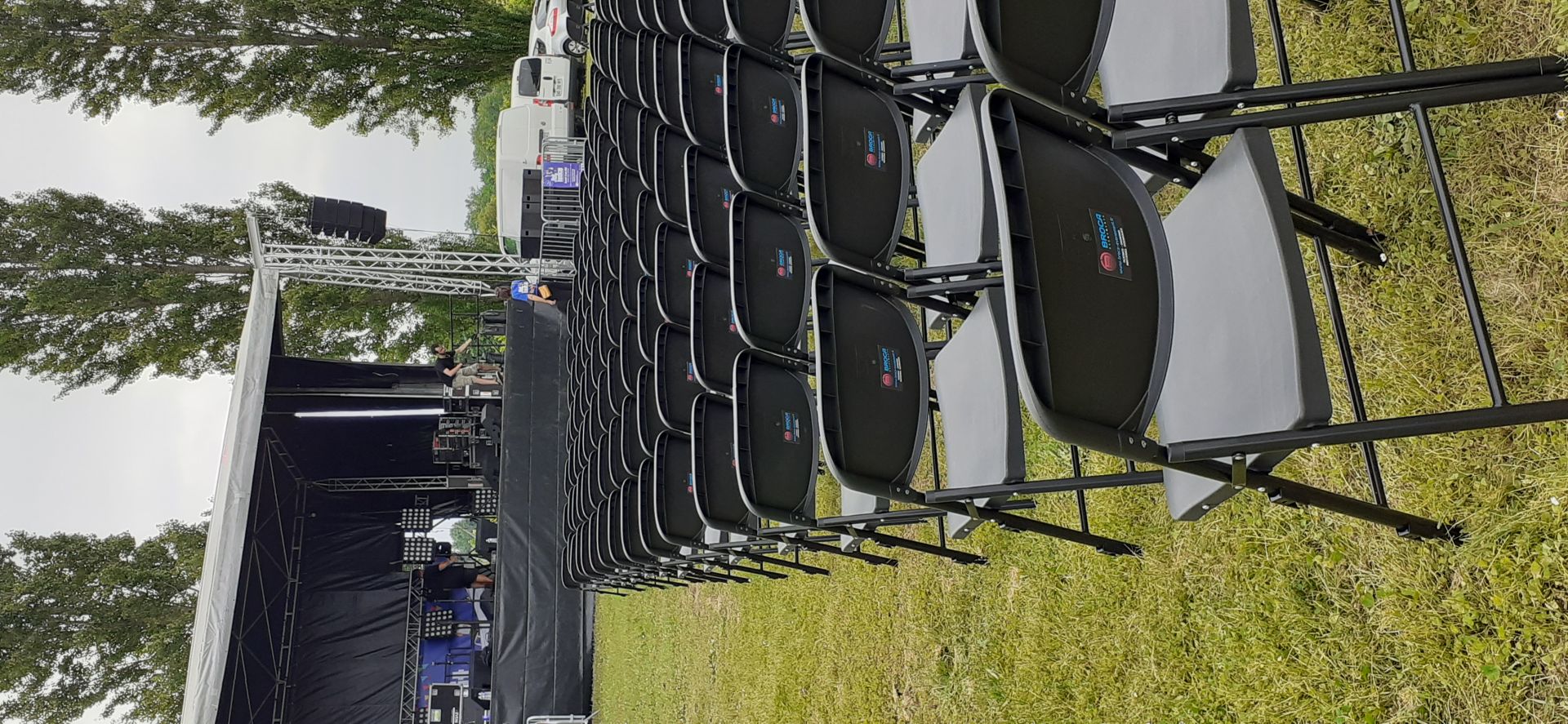 Location de chaises pliantes noires grand confort, attachables avec barres inter-rangées_0