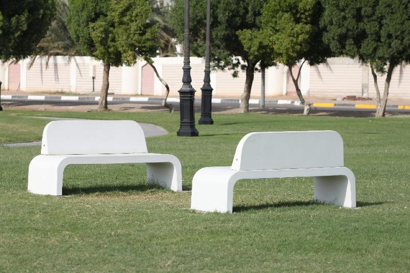 Banc en béton Grap - Formes organiques de la nature pour espaces publics_0