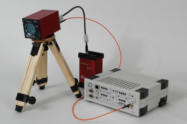 Caméra CEM Blindée servant à la surveillance optique et acoustique des appareils sous test DUT_0