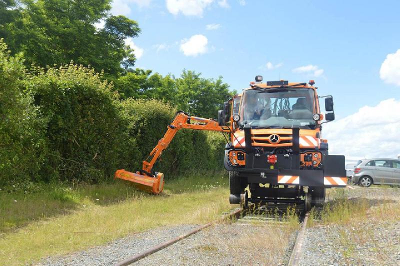 Unimog rail-route SNCF U423 avec système guidage à friction et équipements polyvalents - CMAR - Modèle C 405.105 - Moteur (EURO VI) OM 934 - Puissance 170 kW (231 ch)_0