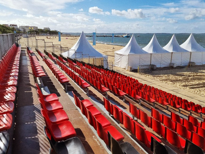 Gradins en sièges coques - Adaptés à tout type de terrain - Modulables de 100 à 3500 places_0