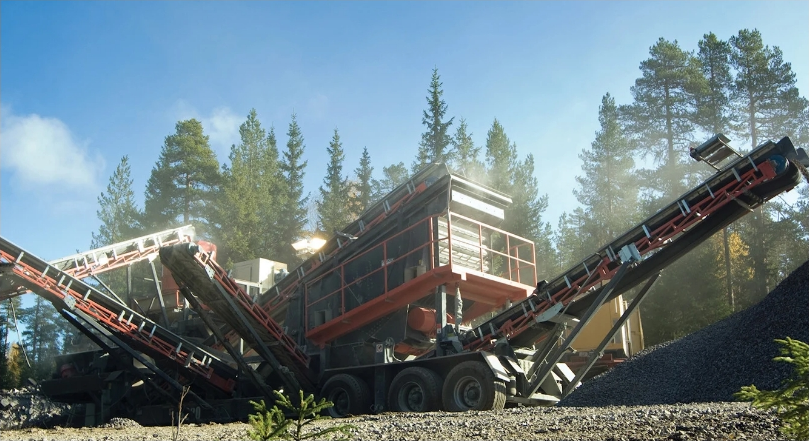 Concasseur à cône mobile intégré - Sandvik UH320E avec cribleur à trois étages_0