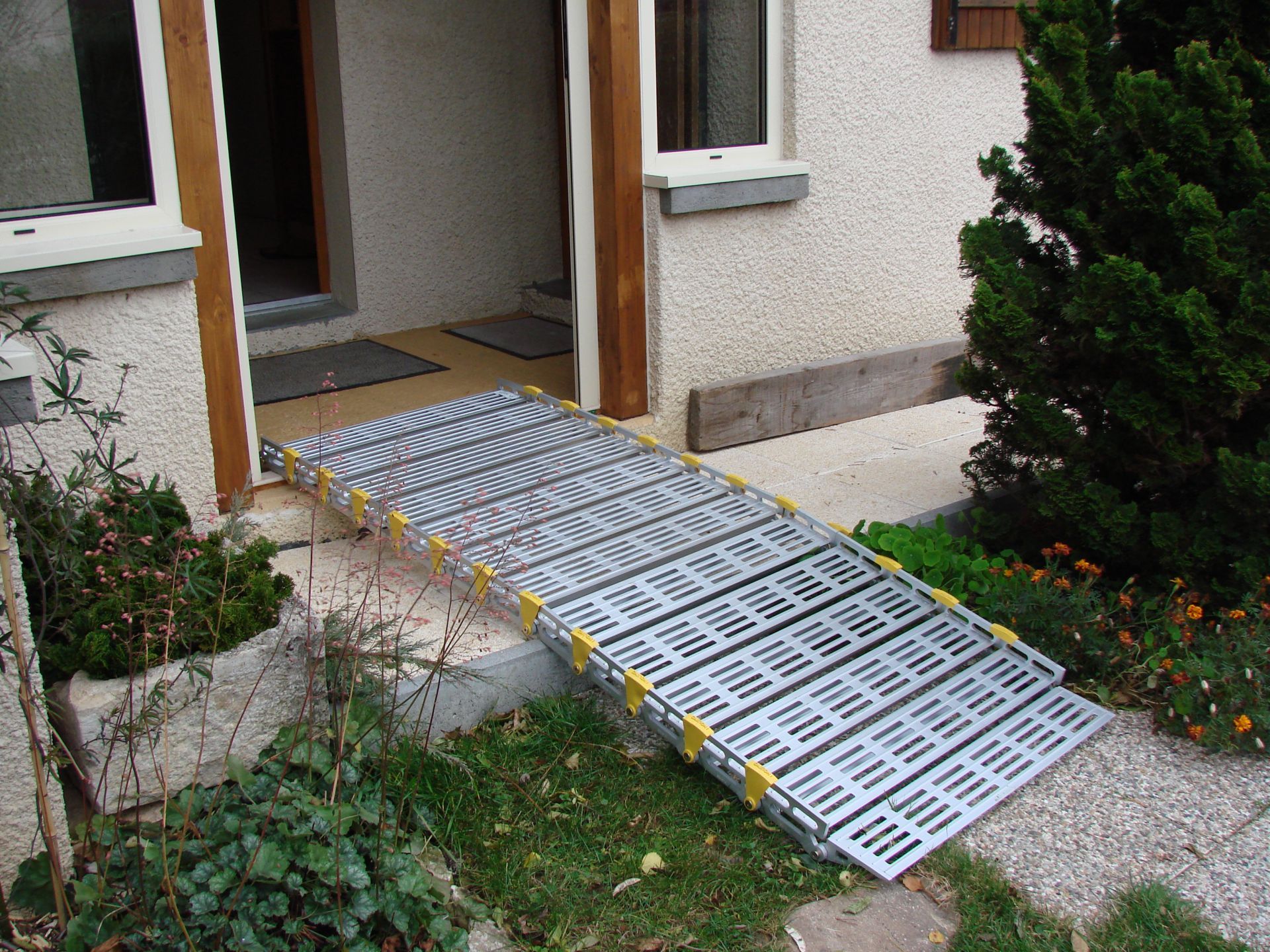 Rampe d'accès enroulable, portable, pour l'accès à des lieux et sites réputés non aménageables : roll-a-ramp_0