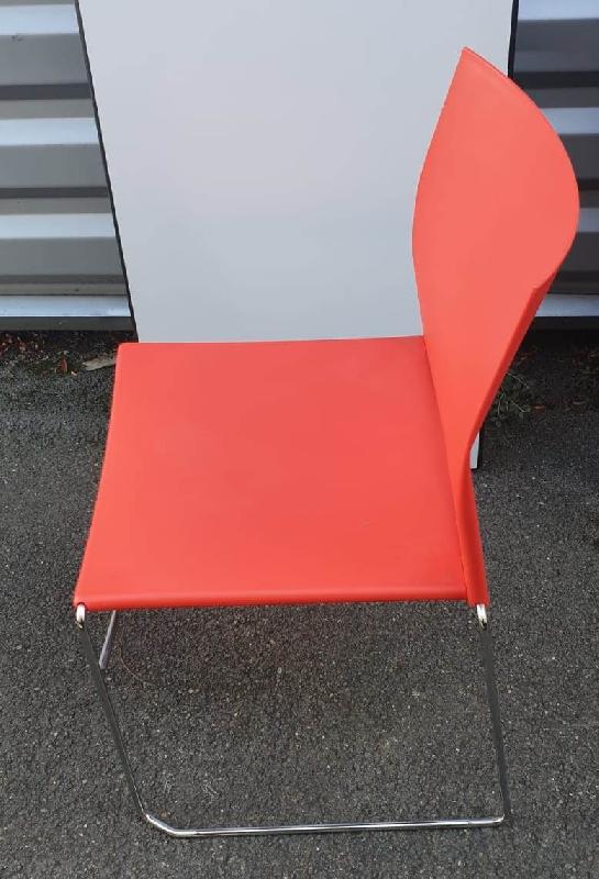 Chaise visiteur rouge d'occasion - Excellent état - Idéale pour salon, salle d'attente, salle à manger, bureau_0