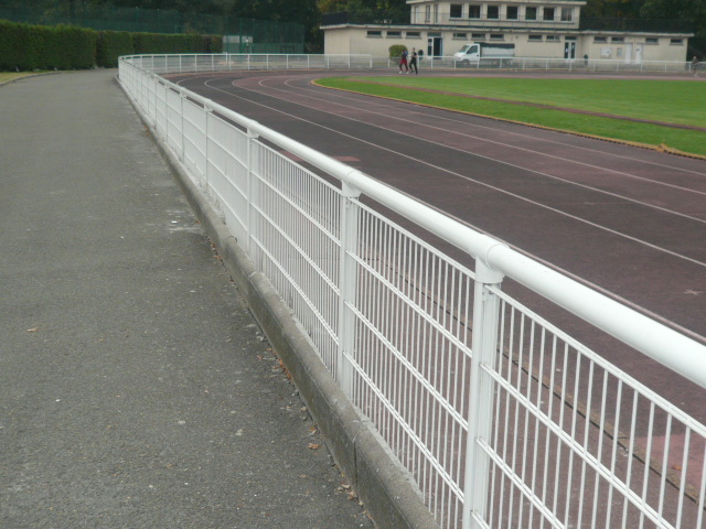 Main Courante Alu de Stade - Ref : 73011 - Aluminium plastifié vert ou blanc - Hauteur hors sol 1.10m_0