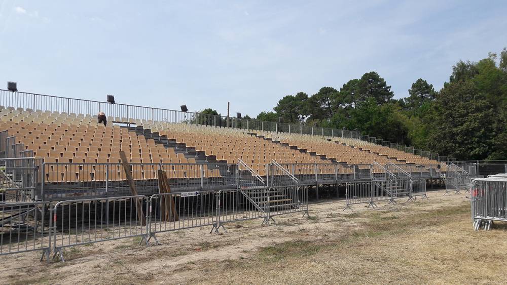 Location gradins avec sièges coques et surélévation pour événements culturels, sportifs et concerts_0