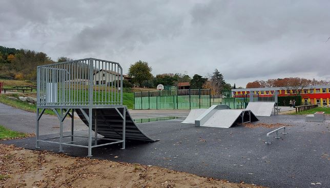 Skatepark initié  avec un ensemble de modules_0