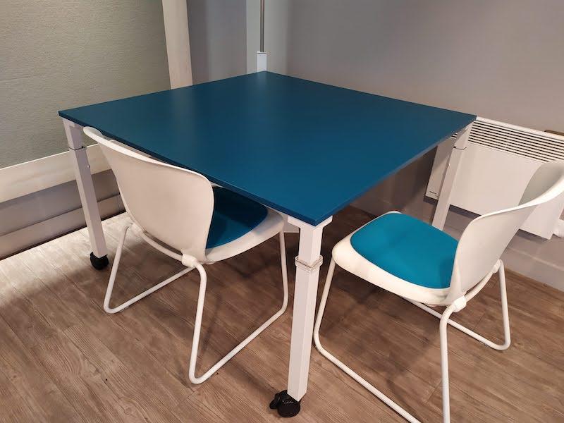 Table de bureau professionnelle Steelcase d'occasion - design carré, surface bleue, pieds blancs, à roulettes_0