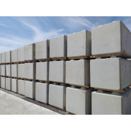 Bloc béton empilable pour aires de stockage, murs de séparation ou de soutènement