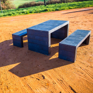 Table publique en matériau recyclé avec deux banquettes à fixation au sol - milan
