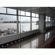 Cloison fixe avec décor sérigraphié en verre Plastofloat tri-feuilleté pour aéroport - sécurité et transparence
