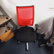 Chaise de bureau ergonomique Sitland - Team Strike Rouge d'occasion avec réglages multiples - dossier en maille, accoudoirs et support lombaire réglables