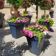 Pot en polyéthylène rotomoulé avec  bac intérieur amovible - URBAN CARRE