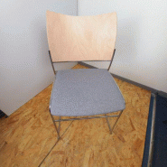 Chaise empilable Curvy de Casala d'occasion - dossier bois/assise tapissée - sans accoudoirs