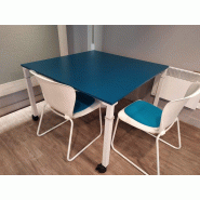 Table de bureau professionnelle Steelcase d'occasion - design carré, surface bleue, pieds blancs, à roulettes