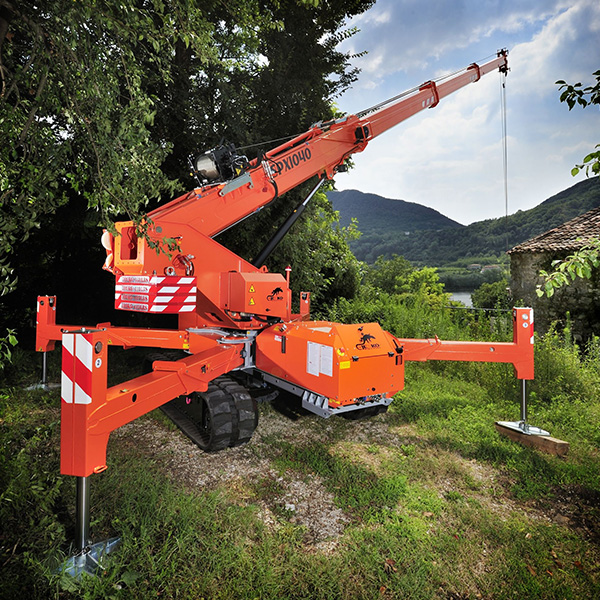 Mini-grue araignée télescopique sur chenilles adaptée pour le travail ...