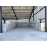 Bloc béton empilable pour aires de stockage