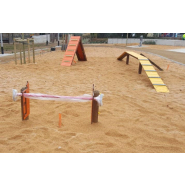 Parcours canin d'agility complet avec  5 obstacles : saut en hauteur, palissade, roue, table et slalom