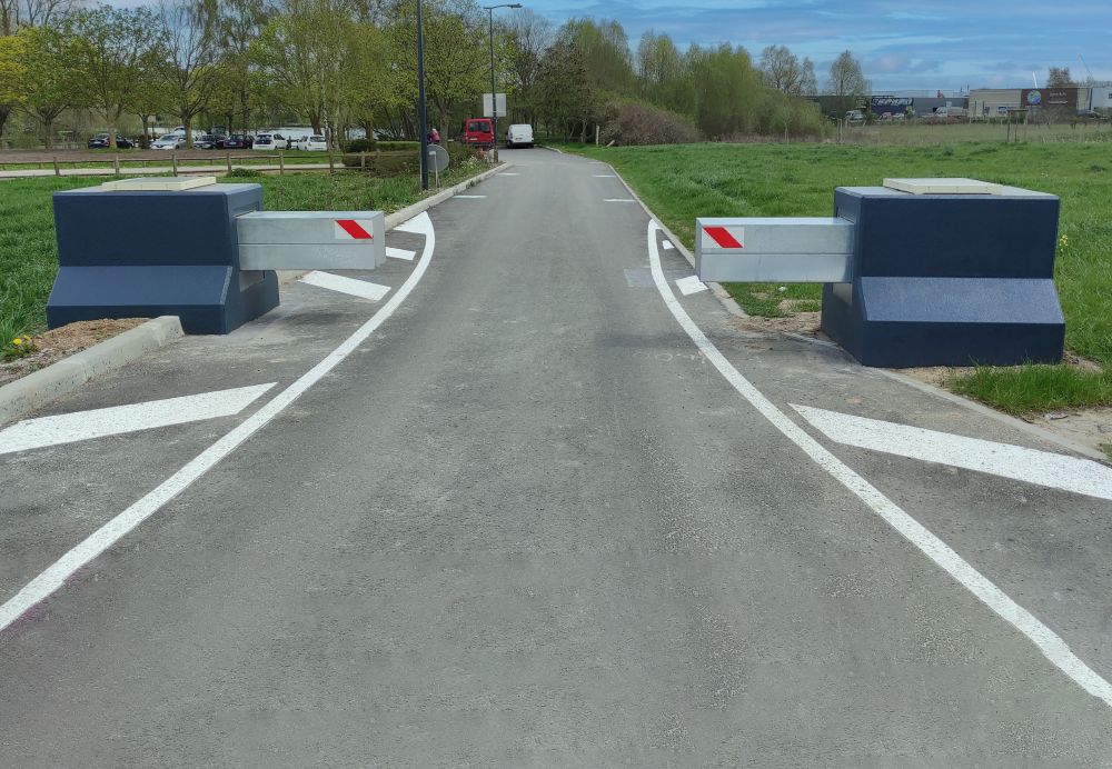 Poutre rétractable autonome renforcée au béton armé, conçu pour contrôler ou interdire l'accès aux terrains de grand passage - STOPOTO- PREFABAT_0